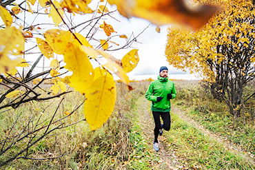 Person som är ute och joggar i naturen
